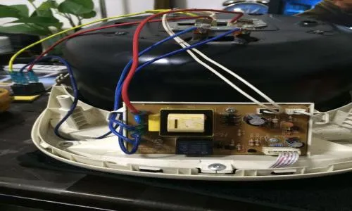 松下电饭煲SD&mdash;DC156&mdash;F的内盖老是掉(图1)