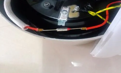 大松GDCF一4001C电饭煲插上电时有一小响声好似电饭煲内有接上负荷是什