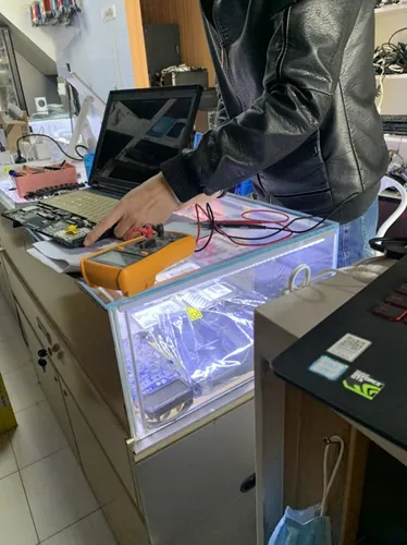 为啥电脑屏幕会自动变暗