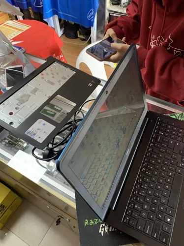 电脑撒上水之后屏幕变暗(图1)