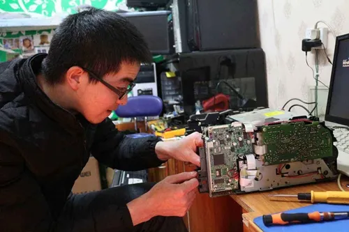 电脑屏幕左移动了咋办