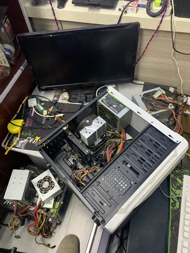 电脑为什么右边有黑边左边挡字