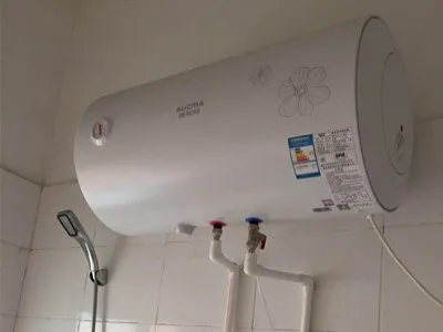 空气能热水器能直接装在楼顶房间上面吗(图1)