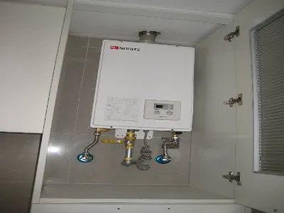 装热水器会导水池下面冷水阀漏水吗(图1)