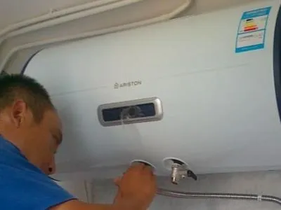 热水器面板上有水珠怎么回事(图1)