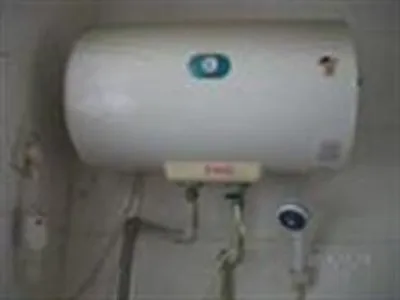 燃气热水器出水阀也同时进水(图1)