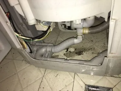 洗衣机底下的下水水管易脱落跑水怎么办(图1)