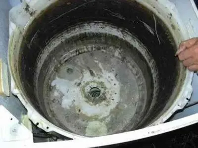 洗衣机放的水少是否损伤衣服(图1)