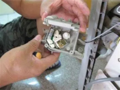 全自动洗衣机滚筒的冻住了怎么办呀(图1)