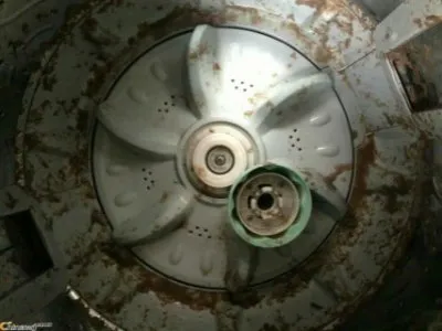 毛巾掉进全自动洗衣机桶夹层怎么取出(图1)