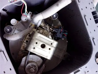 洗衣机有时洗出的衣服为什么会有纸霄片状(图1)