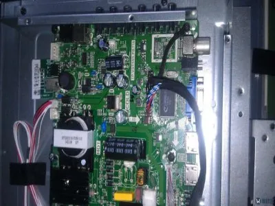 电视机拆掉墙上的墙布留下几个孔怎么办(图1)