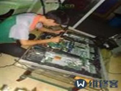 液晶电视屏幕中心有四颗蓝色亮点(图1)