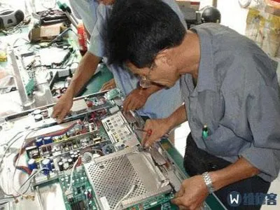 电视机后面的耳机怎么插(图1)