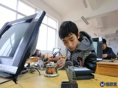 液晶电视闪屏什么原因及维修费用(图1)