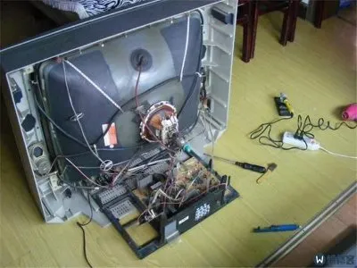 电视没有挂件怎么挂墙上怎么挂(图1)