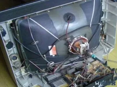 液晶电视显示器四周亮屏怎么办(图1)