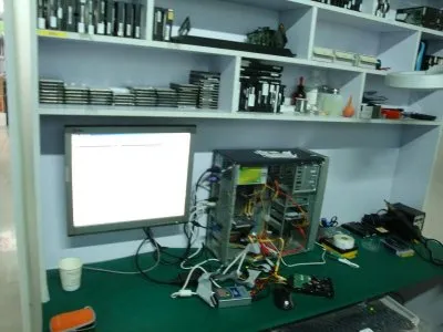 笔记本屏幕四周显示红色(图1)