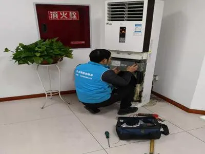 中央空调搭配明装暖气片(图1)