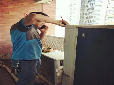 空调上有个红色指示灯亮了(图1)