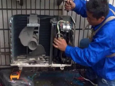 中央空调出风口被灰尘堵住(图1)