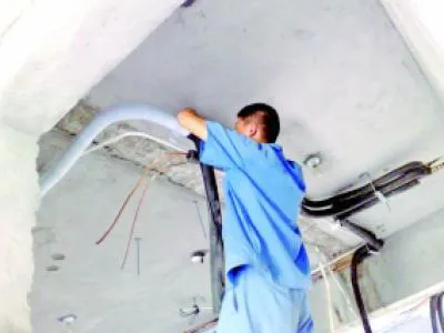 笔记本电脑连接显示器立刻关机