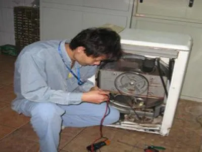 格力空调开一会就泄气闪红灯