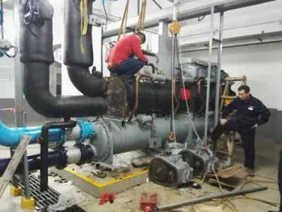 我家的空调制热时排水管不漏水外机漏水是怎么回事