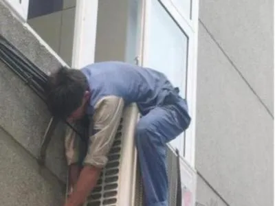 笔记本电脑屏幕显示器分辨率低需要换什么