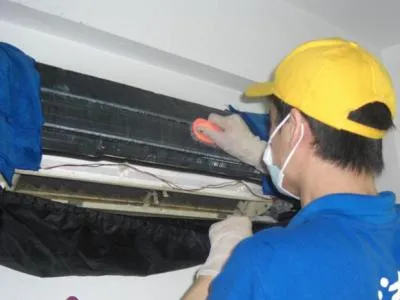 电视机挂墙上后向前倾斜