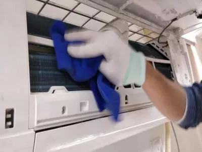 海尔统帅热水器下面那个线应该接那里