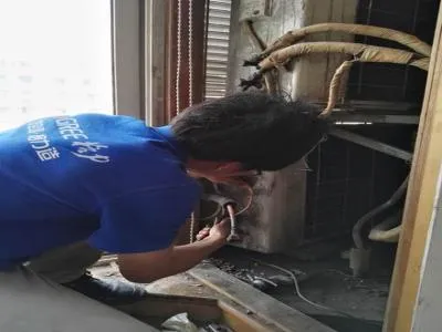 电视外面的玻璃碎了怎么办