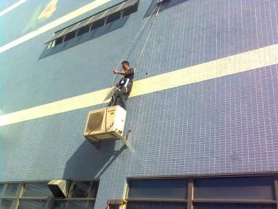 洗衣机在阳台里天冷不知道哪里冻了洗衣服不出水