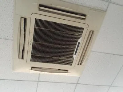 中央空调出风口被灰尘堵住