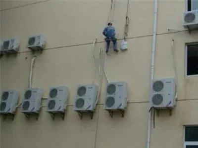 热水器排水孔旁边的小圆孔是干嘛的