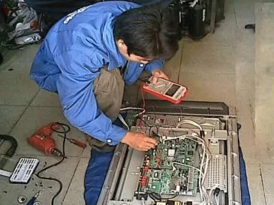 电视机中间出现一条绿线怎么解决